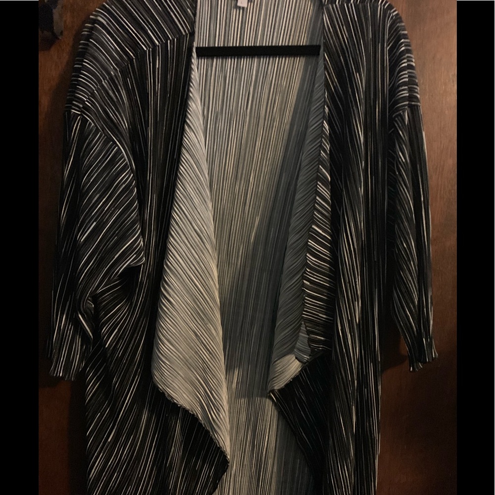 Lularoe Black and White Shirley Large ❤️